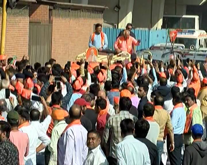 વકીલ સાહેબ બ્રિજથી મુખ્યમંત્રીના રોડ શોનું પ્રસ્થાન થયું હતું. જેમાં મોટી સંખ્યામાં જનમેદની ઉમટી પડી હતી.