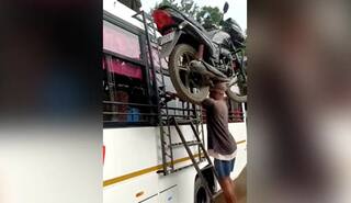 Viral Video: ਵਿਅਕਤੀ ਨੇ ਸਿਰ 'ਤੇ ਰੱਖਿਆ ਮੋਟਰਸਾਇਕਲ, ਬਿਨਾਂ ਫੜੇ ਬੱਸ 'ਤੇ ਚੜ੍ਹ ਗਿਆ, ਲੋਕਾਂ ਨੇ ਕਿਹਾ- ਇਹ ਹੈ ਅਸਲੀ ਬਾਹੂਬਲੀ...