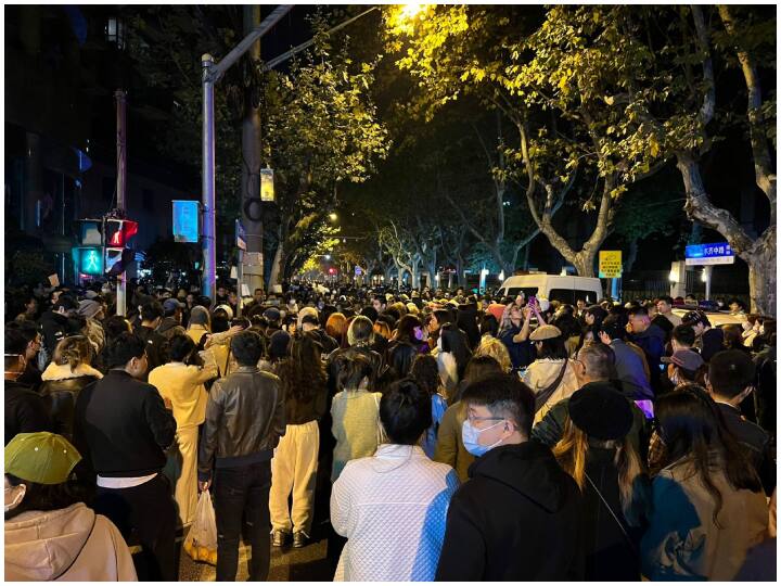 China Covid :Protesters chant 'Step down CCP' in Shanghai against China's zero-Covid policy China Covid Protest: चीन में हिंसक प्रदर्शन कई शहरों में फैला, बैकफुट पर आए प्रशासन ने कुछ जगहों से कोविड बैन हटाया