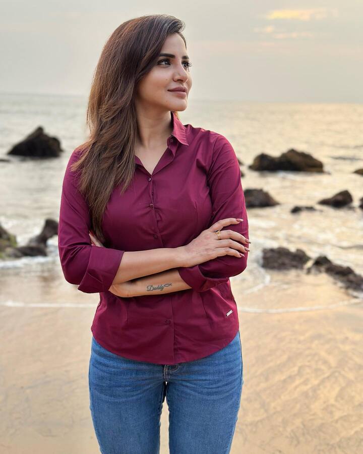 గోవా బీచుల్లో ఎంజాయ్ చేస్తూ ఫోటోలకు ఫోజులిచ్చింది. Photo Credit: Ashu Reddy/Instagram