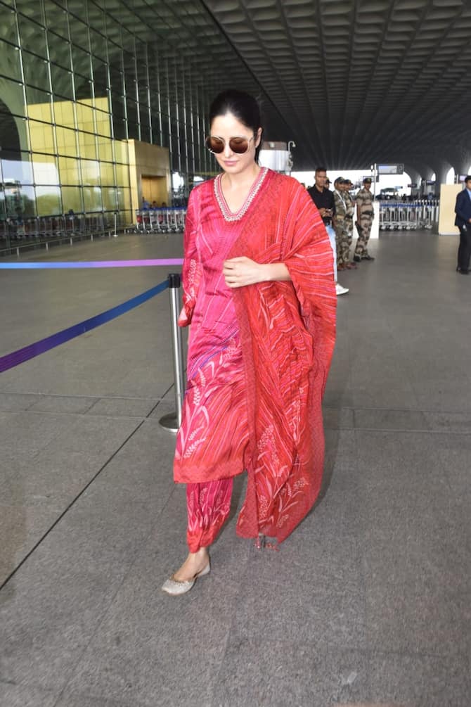 Katrina Kaif Clicked In Red Salwar Suit Traditional Look At The Airport See Photos | काला चश्मा-पिंक सूट पहने स्पॉट हुईं Katrina Kaif, देसी एयरपोर्ट लुक चुरा रहा फैंस का दिल