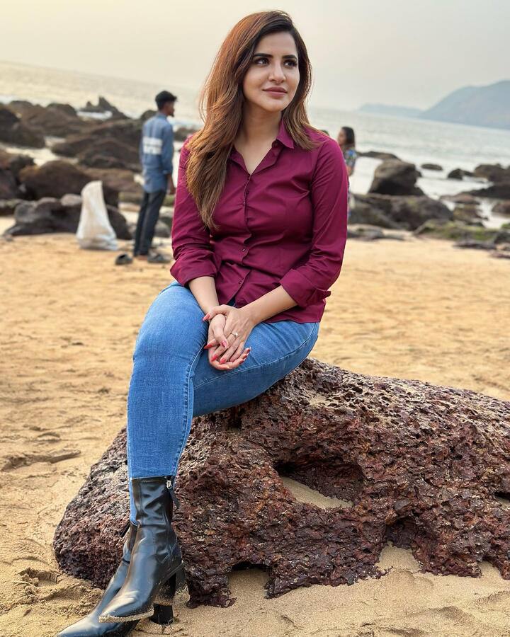 చాలా రోజుల తర్వాత పద్దతైన  డ్రెస్సులో కనిపించిందంటున్నారు. Photo Credit: Ashu Reddy/Instagram