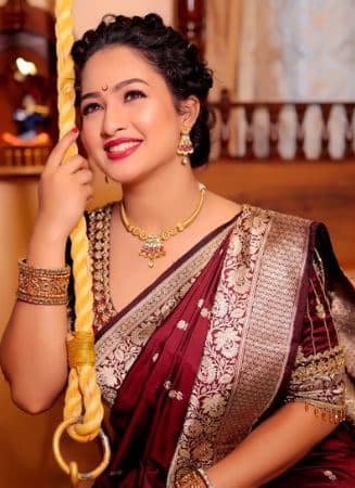 झी युवा वाहिनीवरील 'युवा डान्सिंग क्वीन' या रिअॅलिटी शोमध्ये तिने सहभाग घेतला होता.