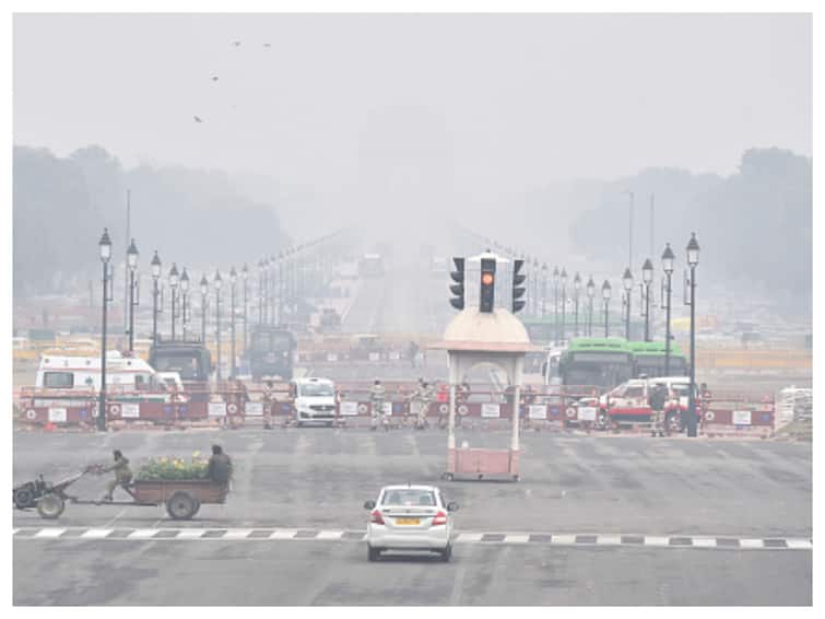 Delhi Records Minimum Temperature Of 7.9 Degrees Celsius, Air Quality Remains 'Very Poor' Delhi Records Minimum Temperature Of 7.9 Degrees Celsius, Air Quality Remains 'Very Poor'