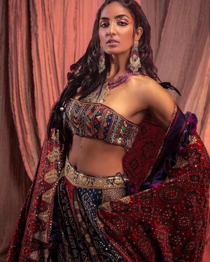 ऐश्वर्या सुष्मिता का इंस्टाग्राम अकाउंट उनकी ग्लैमरस और बोल्ड तस्वीरों से भरा हुआ है.