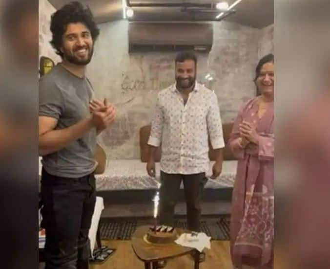 vijay deverakonda celebrated birthday of his personal bodyguard by organising  a cake cutting ceremony Vijay Deverakonda એ કંઈક આ રીતે ઉજવ્યો પોતાના બોડીગોર્ડનો જન્મદિવસ, તસવીરો જોઈ ચાહકો અભિનેતાના કરી રહ્યા છે વખાણ