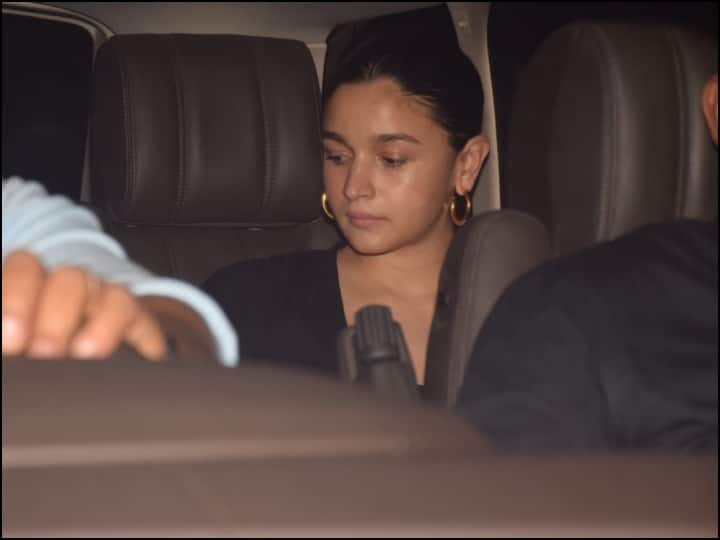 Alia Bhatt Photos: मां बनने के बाद आलिया भट्ट पहली बार स्पॉट हुई हैं. वो अपनी बहन शाहीन भट्ट के जन्मदिन के मौके पर उनसे मिलने पहुंचीं हैं.