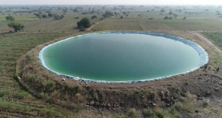 एवढा मोठा शेततळे तयार करण्यासाठी त्यांना दोन वर्षे लागले.