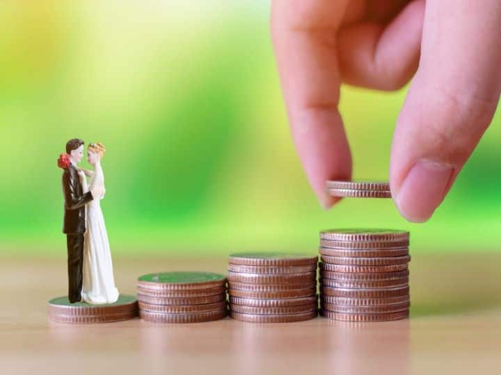 Wedding Loan Interest Rates: अगर आप शादी के लोन (Wedding Loan) लेना चाहते हैं तो ऑनलाइन अप्लाई कर सकते हैं. इसके लिए आपको कुछ जरूरी दस्‍तावेज देने होंगे.