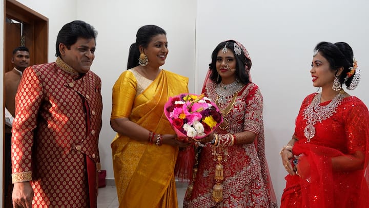 ఫాతిమాకు బొకే ఇచ్చి శుభాకాంక్షలు చెప్పిన రోజా