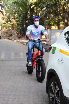 Ranbir Kapoor Photos: 1.9 लाख की इलेक्ट्रिक साइकिल पर सवारी करते दिखे 'सांवरिया', नए घर की कंस्ट्रक्शन साइट पर पहुंचे रणबीर कपूर