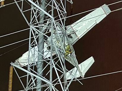 america plane crash maryland power lines montgomery county gaithersburg Plane Crash: முட்டி மோதி உயர்மின் கோபுரத்தில் சிக்கி தொங்கிய விமானம்.. 1.17 லட்சம் பேர் தவிப்பு.. அமெரிக்காவில் பரபரப்பு!