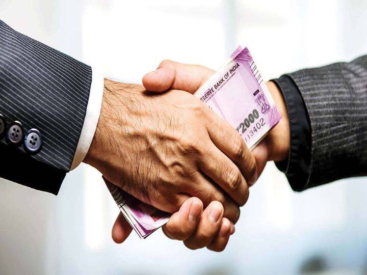 कुछ वित्तीय संस्थानों से आप 25 लाख तक का लोन ले सकते हैं. लोग अपने निवेश को भुनाए या बचत में हाथ लगाए बिना शादी के भारी खर्चे पूरे कर सकते हैं.
