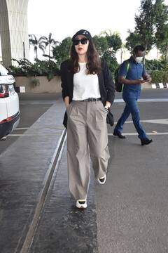 एयरपोर्ट पर क्लासी लुक में नजर आईं Karishma Kapoor और Manushi chhillar, काले चश्में में दिखा गजब का स्वैग