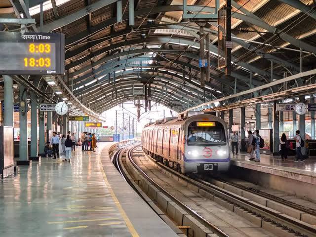 नई दिल्ली रेलवे स्टेशन, नई दिल्ली: अब देश की राजधानी का स्टेशन तो वर्ल्ड क्लास होना बनता ही है. रेलवे ने भी स्टेशन के नविनीकरण का पूरा मास्टर प्लान तैयार कर लिया है. रिवडेवलपमेंट के बाद यहां खूबसूरत ग्रीन बिल्डिंग्स नज़र आएंगी. साथ ही यह स्टेशन मेट्रो के जरिए दिल्ली के प्राइम लोकेशन्स को भी जोड़ेगा. इसके रिवडेवलपमेंट में तीन से चार साल लगने का अनुमान है.