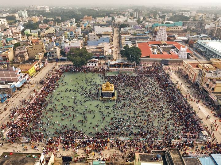 పుష్కరిణిలో స్నానం ఆచరిస్తున్న భక్తులు
