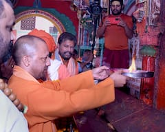 सीएम योगी का अयोध्या दौरा, तस्वीरों में देखें हनुमानगढ़ी के दर्शन से राम मंदिर निर्माण कार्यों के निरीक्षण तक
