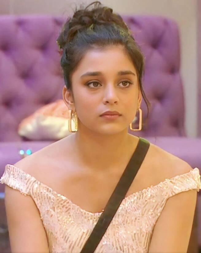 ‘बिग बॉस 16’ में सुंबुल तौकीर खान भी अपने बचपन को याद कर भावुक हो गई थीं. उन्होंने शो में खुलासा किया था कि, एक्ट्रेस की देखभाल अकेले उनके पिता ने की है. जब वह लॉकडाउन में अकेली थीं, तब उन्होंने अकेले अपनी छोटी बहन का ख्याल रखा था. उन्होंने ये भी कहा था कि, उन्होंने अपनी जिंदगी में बहुत कुछ देखा है.