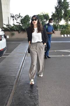 एयरपोर्ट पर क्लासी लुक में नजर आईं Karishma Kapoor और Manushi chhillar, काले चश्में में दिखा गजब का स्वैग