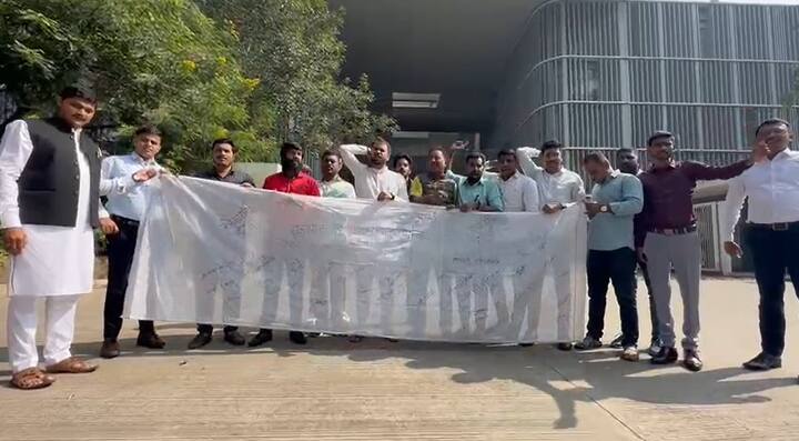 मोठ्याने घोषणाबाजी करत राज्यपाल कोश्यारी यांचा निषेध करण्यात आला.