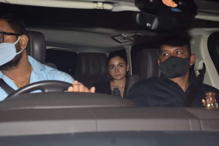 इन तस्वीरों में आलिया ब्लैक कलर की ड्रेस में नजर आ रही हैं. वहीं उन्होंने कानों में हूप इयररिंग्स पहन रखी हैं.