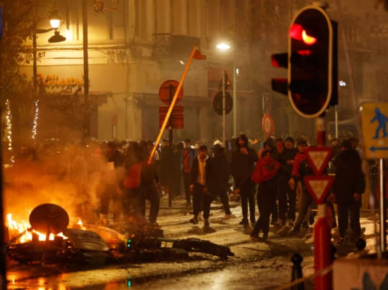 FIFA World Cup 2022 belgium violence erupted after defeat from morocco protesters set car scooters-on fire Belgium Violence : बेल्जियममध्ये हिंसाचार उसळला, FIFAमध्ये मोरोक्कोकडून पराभवानंतर आंदोलकांनी पेटवल्या गाड्या