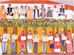 गोरखपुर में विवाह के बंधन में बंधे हजार जोड़े, सीएम योगी ने नवदंपतियों को दी शुभकामनाएं