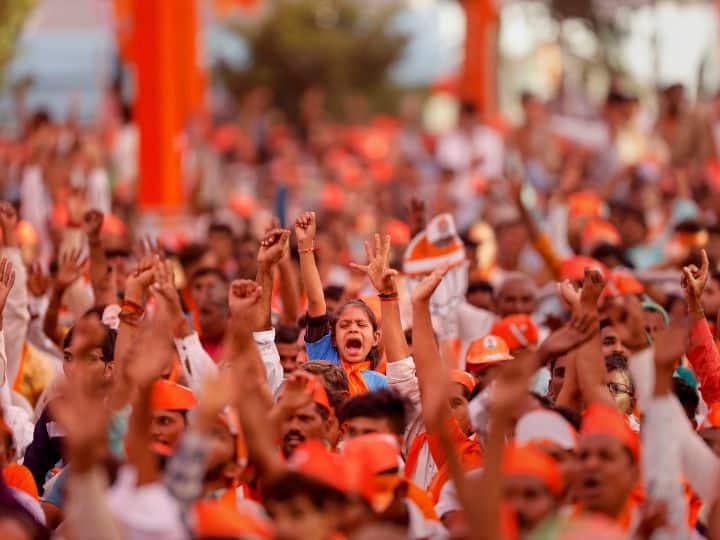 Gujarat Election 2022 Why BJP looking far ahead than Congress and Aam Aadmi Party in abp news cvoter survey gujarat abpp गुजरात चुनाव: सर्वे में बीजेपी की सीटों में जबरदस्त इजाफा कैसे, इस पर क्या कहते हैं राजनीतिक विश्लेषक