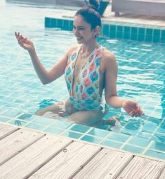 Rakul Preet Singh Photos: समुद्र किनारे दिखाना है ग्लैमरस अवतार तो रकुल प्रीत सिंह की तरह पहने मोनोकनी के साथ लंबा श्रग