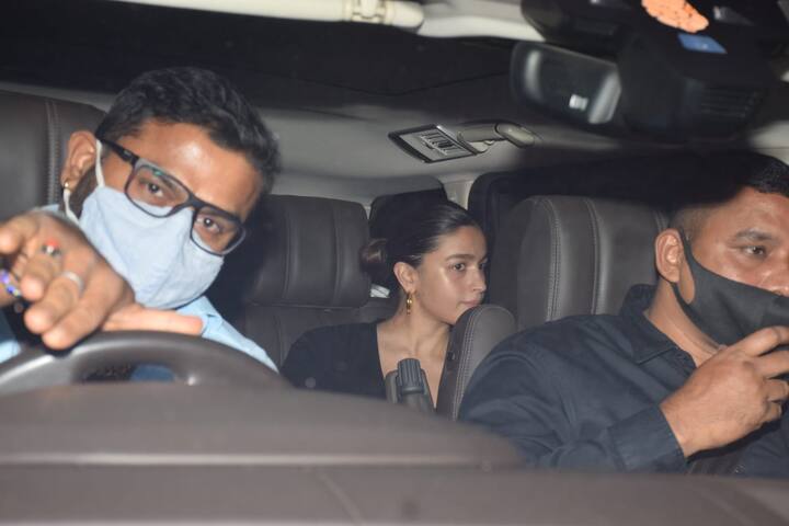 मां बनने के बाद से आलिया लगातार खबरों में चल रही हैं. इसी बीच राहा के पैदा होने के बाद वो पहली बार स्पॉट हुई हैं.