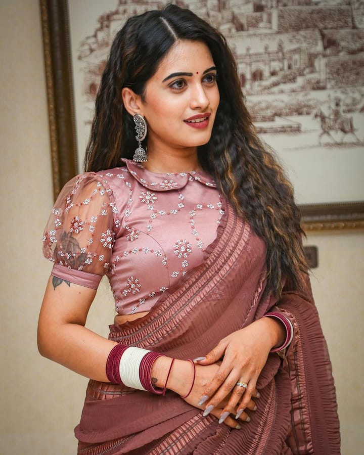 సత్యదేవ్ నటించిన గుర్తుందా శీతాకాలం సినిమా సాంగ్ రిలీజ్ కోసం ముచ్చటగా రెడీ అయి దిగిన ఫోటోస్ తాజాగా ఇన్ స్టా లో పోస్ట్ చేసింది. Image Credit: Sravanthi Chokarapu / Instagram