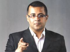 उर्फी जावेद के पलटवार के बाद चेतन भगत ने दी सफाई, लीक व्हाट्सऐप मैजेस का किया जिक्र