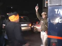 Photos: तलवार और लाठी डंडा के साथ आफताब पर हमले के लिए पहुंची भीड़, पुलिस ने भी तानी बंदूक