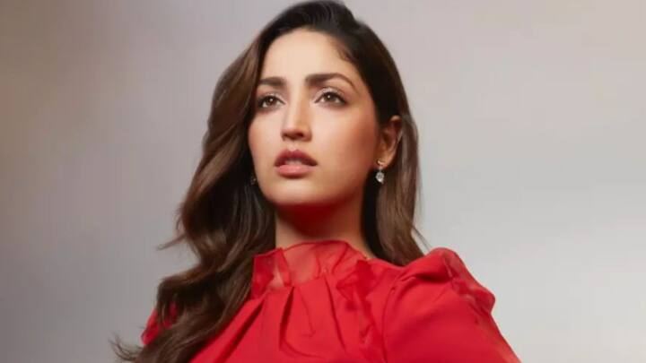 গত বছরের জুনে বলিউডের পরিচালক আদিত্য ধরকে বিয়ে করেছেন তিনি। তাতে অবশ্য কাজের ধারায় ছেদ পড়েনি।