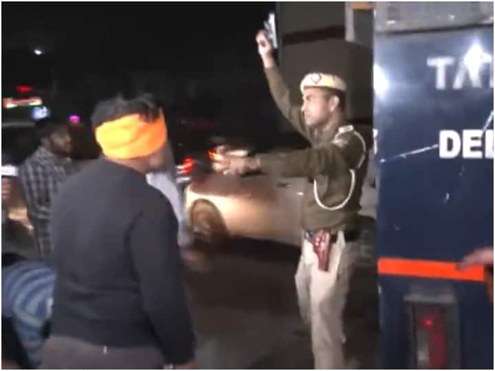 Shraddha Murder Case: Police Vehicle Carrying Accused Aftab Attacked By Men With Swords In Delhi Shraddha Murder Case: అఫ్తాబ్‌పై హత్యాయత్నం- పోలీసు వాహనాన్ని చుట్టుముట్టి కత్తులతో!