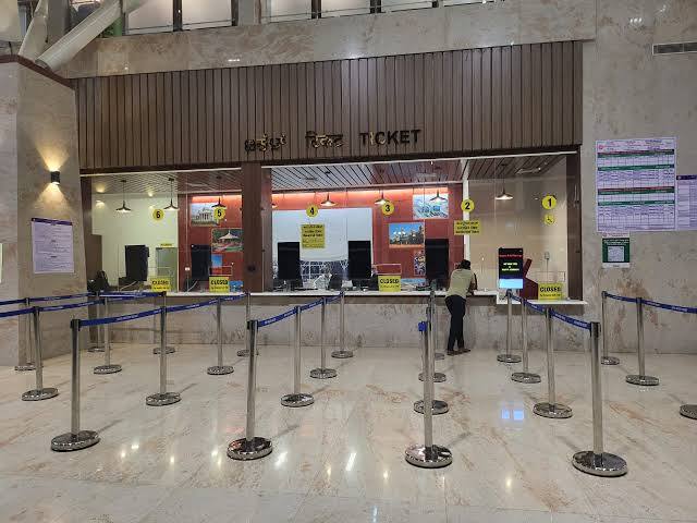 विश्वेश्वरैया रेलवे स्टेशन, बैंगलुरू: बेंगलुरु में स्थित विश्वेश्वरैया रेलवे स्टेशन सेंट्रलाइज्ड एयर कंडीशन रेलवे स्टेशन है. इस स्टेशन का निर्माण 314 करोड़ रुपए से किया गया है. यहां पर यात्रियों के लिए सब वे औऱ फुटओवर ब्रिज तैयार किए गए हैं जिससे उन्हें एक प्लेटफॉर्म से दूसरे प्लेटफॉर्म जाने में दिक्कत न हो. यहां पर आपको पार्किंग की भी शानदार व्यवस्था मिल जाएगी.