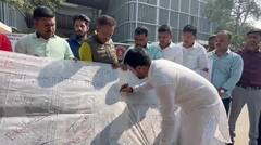 In Pics : 'राज्यपाल हटवा, स्वाभिमान वाचवा';  स्वराज्य संघटनेकडून धोतरावर सही करत राज्यपालांचा तीव्र निषेध