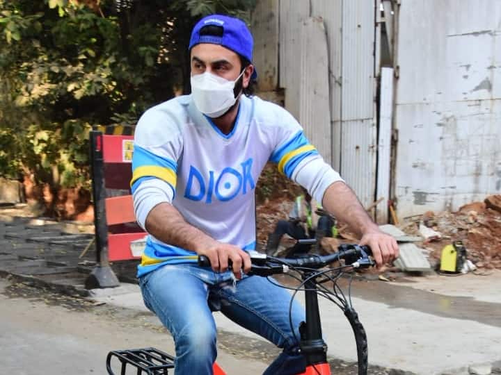 Ranbir Kapoor was spotted by paparazzi on an e-bike on Monday afternoon. After visiting his old family home, the actor was seen riding his bike around the town.