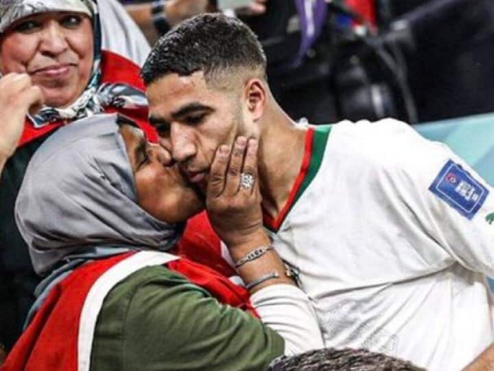 Morocco defender Achraf Hakimi kisses his mother after win against Belgium Hakimi Father Mother Struggle journey Achraf Hakimi: मां करती थी घरों की सफाई, पिता लगाते थे सड़क पर ठेला; ऐसी है मोरक्को के स्टार डिफेंडर हकीमी की कहानी
