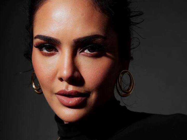 Esha Gupta Birthday: बॉलीवुड एक्ट्रेस ईशा गुप्ता आज अपना 37वां बर्थडे सेलिब्रेट कर रही हैं. ईशा ने बॉबी देओल की 'आश्रम 3' से काफी सुर्खियां बटोरी थी. एक्ट्रेस का कई विवादों से भी नाता रहा है.