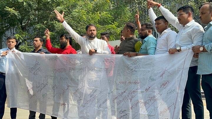 राज्यपाल भगतसिंह कोश्यारी यांची हकालपट्टी करण्यात यावी, या मागणीसाठी स्वराज्य संघटनेच्या वतीने संपूर्ण महाराष्ट्रभर आंदोलन करण्यात येत आहे.