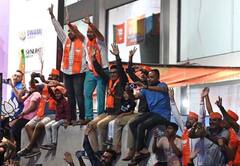 Gujarat Election 2022: PM મોદીની ઝલક મેળવવા સુરતીઓ જ્યાં જગ્યા મળી ત્યાં ઉભા રહી ગયા, જુઓ તસવીરો