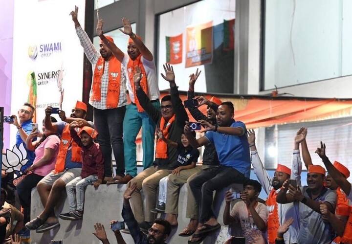 વરાછા પ્રવેશ તરફ સીમાડા નાકા પાસે રૂટ રોડ પર 3 કિમી સુધી બેરિકેટ તૈયાર કરવામાં આવ્યા હતા.