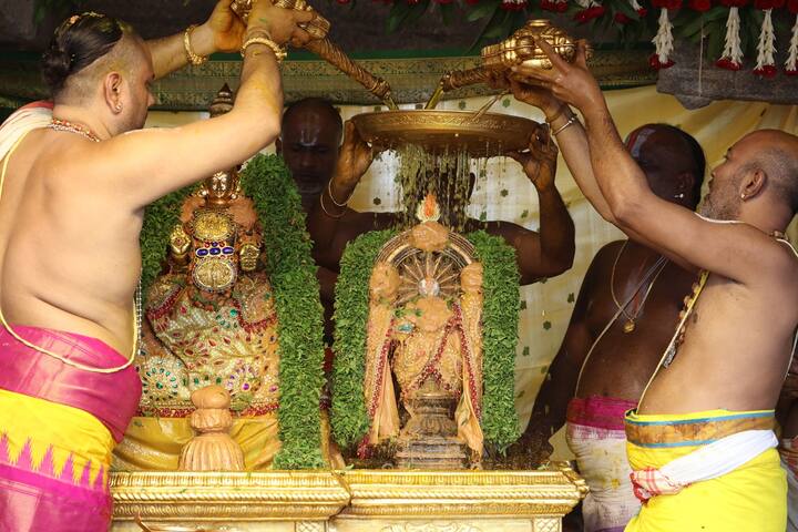 పంచమి తీర్థ మండపంలో అమ్మవారికి, చక్రత్తాళ్వార్కు వేడుకగా స్నపన తిరుమంజనం నిర్వహించారు. ఇందులో పాలు, పెరుగు, తేనె, కొబ్బరినీళ్లు, పసుపు, చందనంతో విశేషంగా అభిషేకం చేశారు.