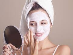 निखार के लिए बार बार कराती हैं ब्लीच तो हो जाइए सावधान, इस गलती से स्किन पड़ सकती है काली