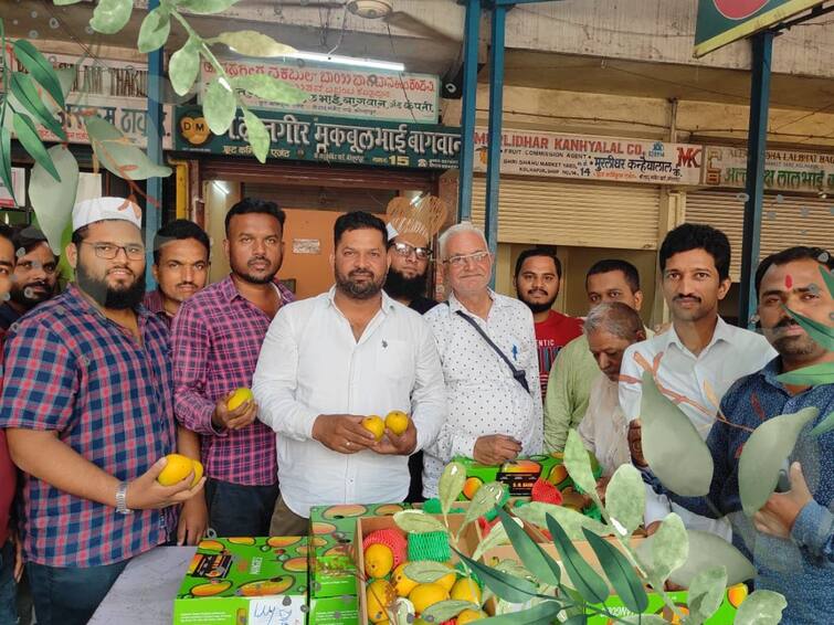 Entry of mango in Kolhapur for the first time in November Mangoes from Africa directly in the market yard Kolhapur News : कोल्हापुरात पहिल्यांदाच नोव्हेंबरमध्ये आंब्याची एन्ट्री; आफ्रिकेतील आंबा थेट मार्केट यार्डात