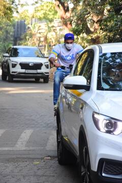 Ranbir Kapoor Photos: 1.9 लाख की इलेक्ट्रिक साइकिल पर सवारी करते दिखे 'सांवरिया', नए घर की कंस्ट्रक्शन साइट पर पहुंचे रणबीर कपूर