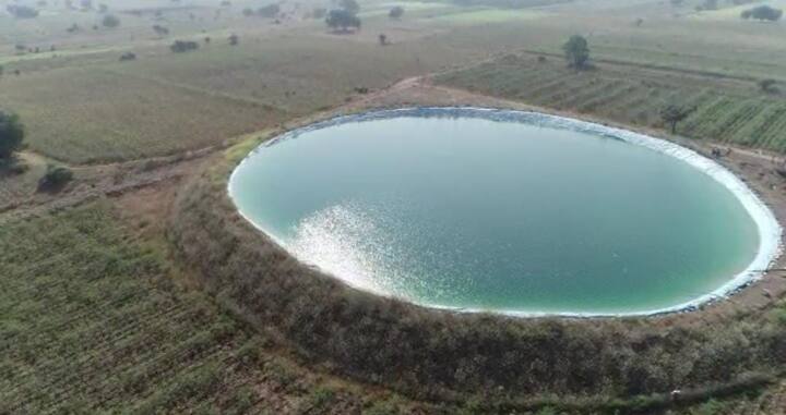 02 कोटी लिटर पाणी साठवण क्षमता, तब्बल 1050 वर्गफूट वर्तुळाकाराचा हा शेततळे आहे.