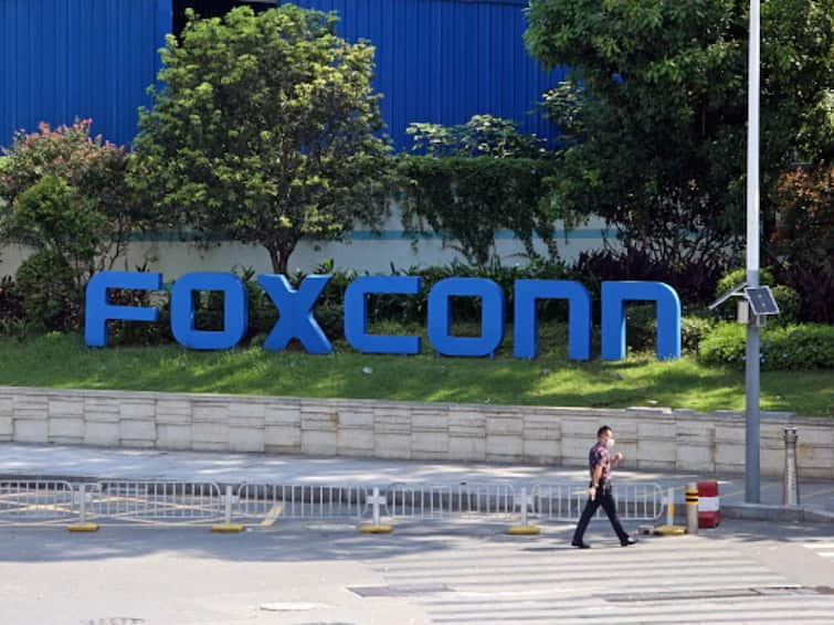 Apple Supplier Foxconn Offers Up To $1,800 Bonus To Employees To Stay At China's iPhone Plant Apple Supplier Foxconn Offers Up To $1,800 Bonus To Employees To Stay At China's iPhone Plant