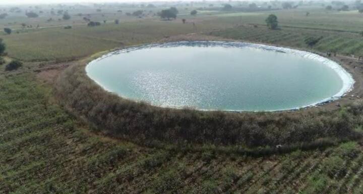 हे राज्यातील सर्वात मोठे शेततळे असल्याचा सुरडकर यांचा दावा आहे.